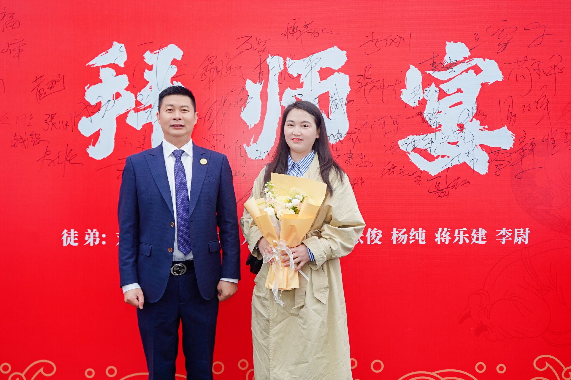 左边为张氏门派第三代冯安平,右边为本刊记者刘梅.jpg