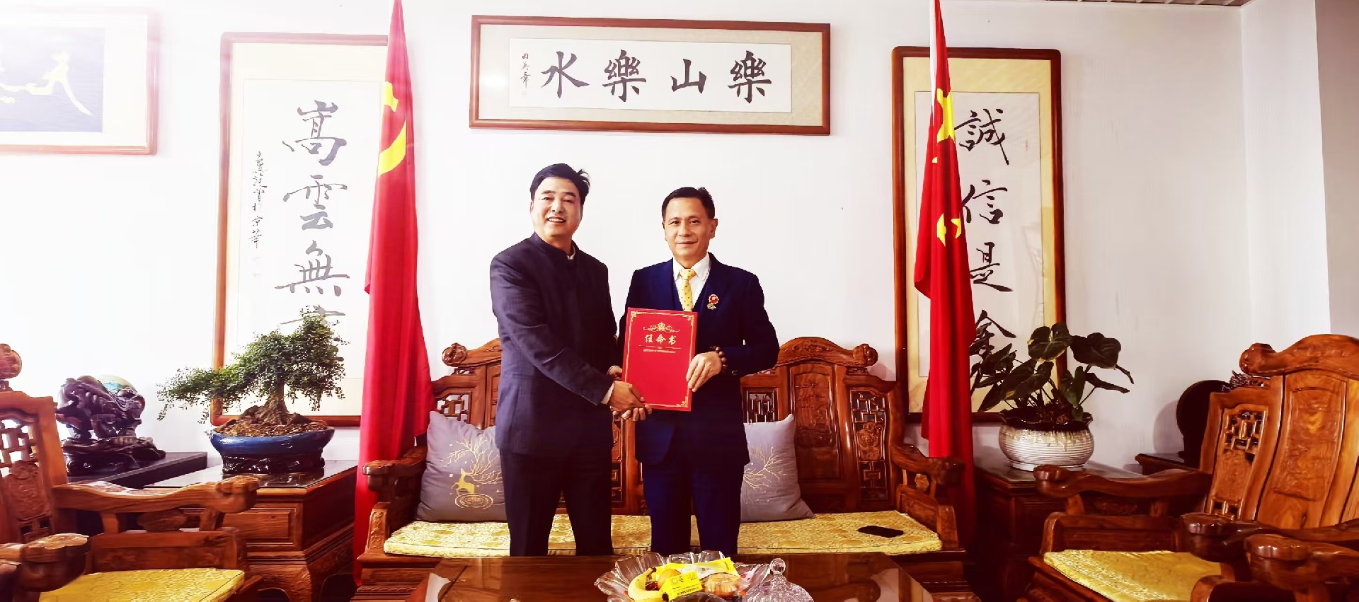 佳联大数据集团董事局主席田小昌先生(左)向《两岸三地》杂志社外联部副主任:邓裕辉先生(右)发任命书。.jpg